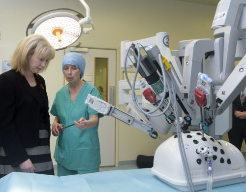 PIC © Sandy Young 07970 268944 Robotic assisted prostate surgery service launches for south east Scotland Shona Robison MSP, Cabinet Secretary for Health and Sport, Scottish Government today (9 November 2016) launched a pioneering robotic surgery service for patients with prostate cancer at the Western General Hospital in Edinburgh. The £1.4m da Vinci SI Surgical System, which is operated by trained consultants, has already helped to save the lives of 50 men with prostate cancer since its introduction in July this year.  PICTURED L-R  Health Secretary Shona Robison  chatting to staff nurse in main theatre Jane Barbour with the robotic machine. www.scottishphotographer.com sandyyoungphotography.wordpress.com sandyyoungphotography@gmail.com 07970 268 944